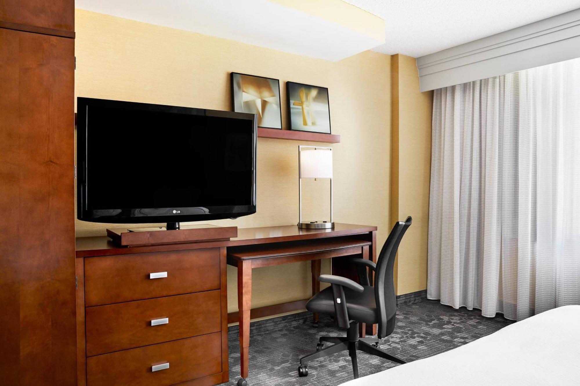 Отель Courtyard By Marriott Newark Downtown Экстерьер фото